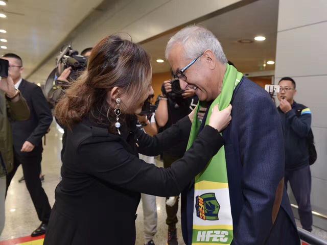 内维尔在天空体育的播客节目中谈到了阿诺德，并直言他和阿诺德之间的差距天壤之别。
